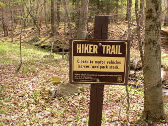 Trailhead1.JPG (260033 bytes)